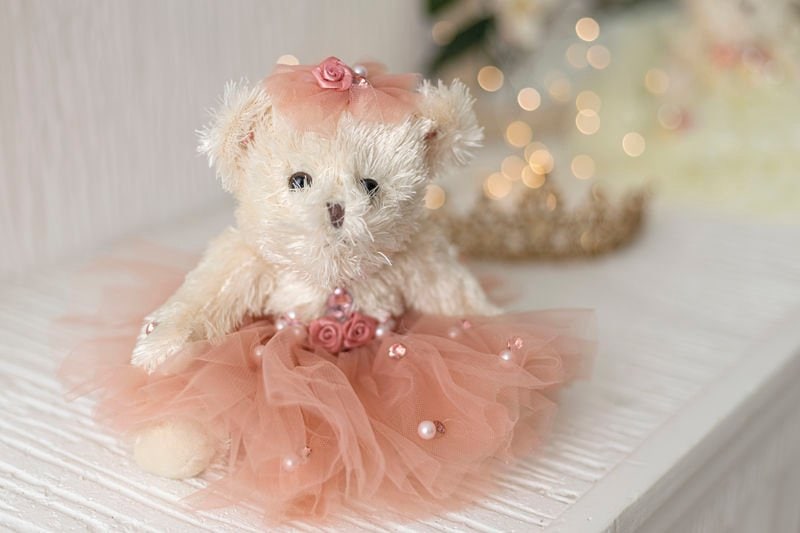 малка плюшена мечка в нежно розово балетно рокля с розови цветя и перли, подходяща за детски подаръци и украса, сладък плюшен плюш, кръжила костюм за детско парти и декорация.