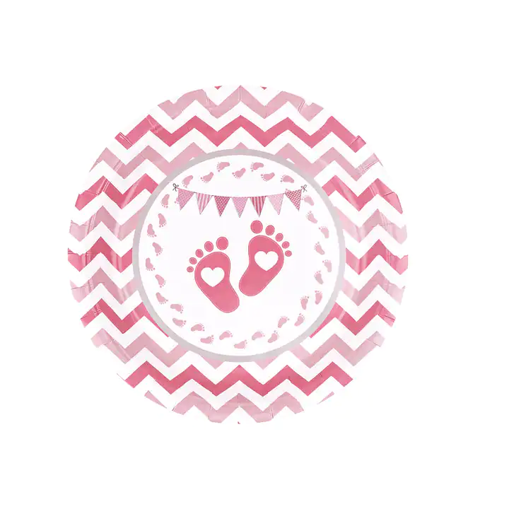 Летяща балонова украса за детски рождени дни с отпечатани бебешки крачета и празнични флагчета, идеална за тематични партита и специални събития.