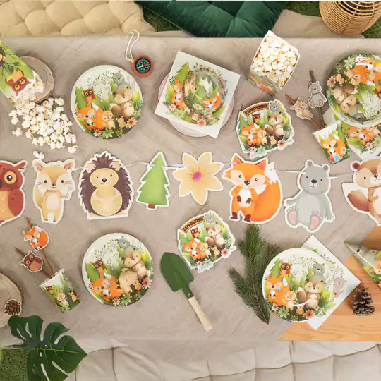 Поставяне на тематични декорации за парти с анимационни приказни герои, украса за рожден ден за деца, весели и живописни елементи за празнична атмосфера.