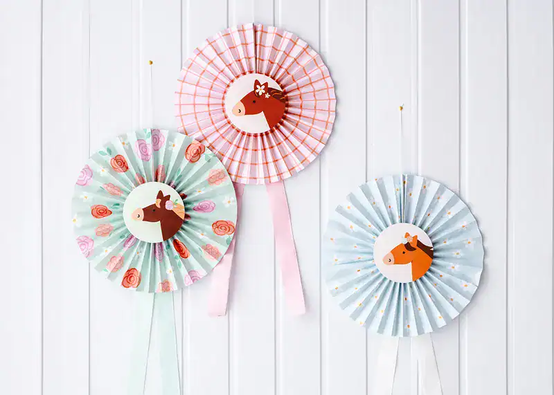 Цветни хартиени фенери с картинки на коне за детски празници, рождени дни и тематични събития, перфектни за декорация.